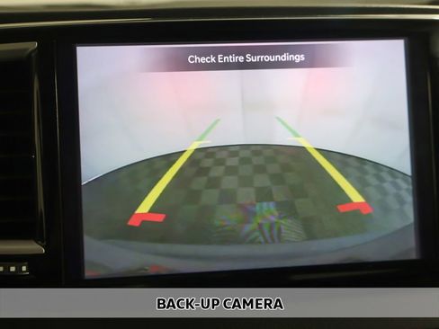 Used 2023 Chrysler Pacifica Touring-L FWD image 6