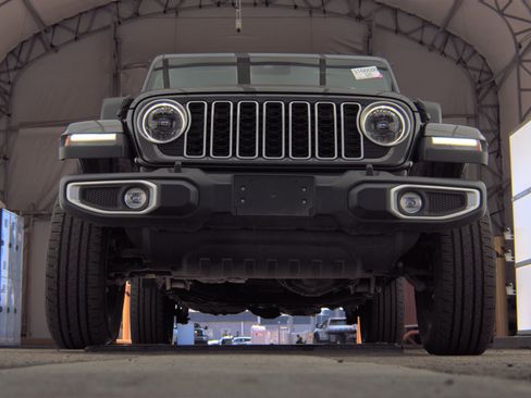Used 2025 Jeep Wrangler Unlimited Sahara w/ Safety Group AWD/4WD image 3