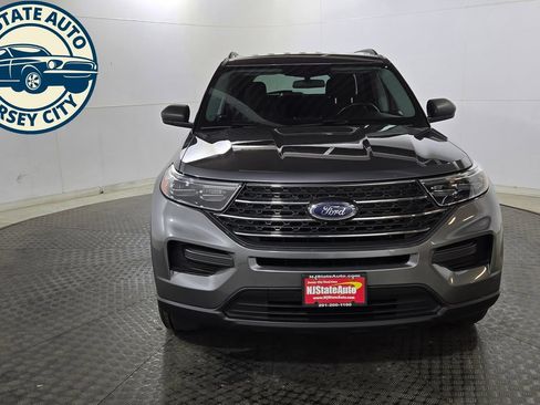 Used 2022 Ford Explorer XLT AWD/4WD image 2