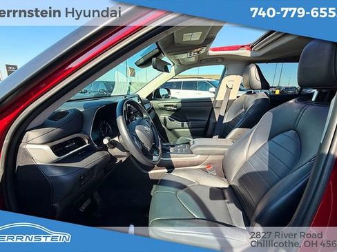 Used 2021 Toyota Highlander XLE AWD/4WD image 24
