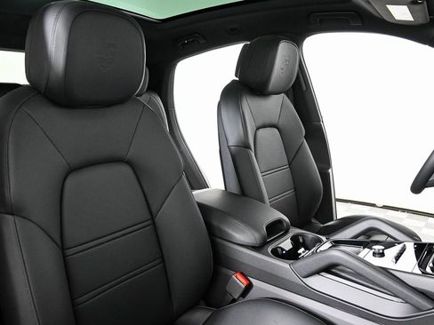 Used 2025 Porsche Cayenne Coupe image 25