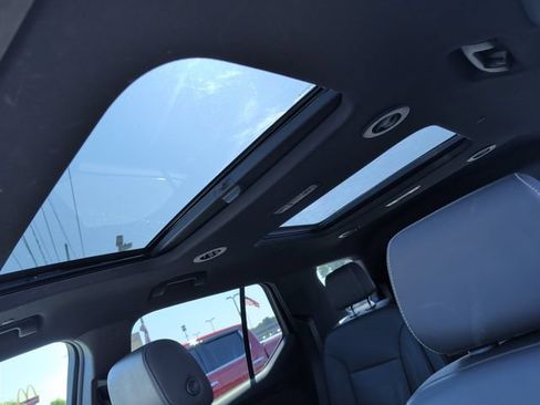 Used 2023 Chevrolet Traverse LT w/ LT Premium Package FWD image 4