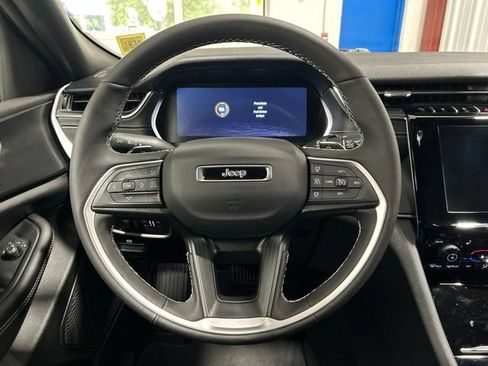 Used 2025 Jeep Grand Cherokee Altitude AWD/4WD image 14