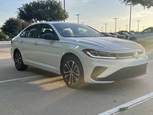 Certified 2025 Volkswagen Jetta Sport FWD image 2