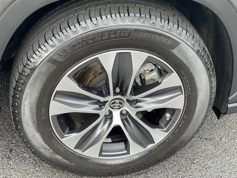 Used 2024 Toyota Highlander LE image 27