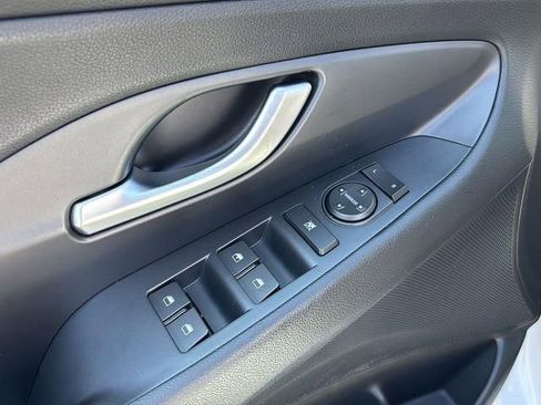 Used 2018 Hyundai Elantra GT FWD image 14