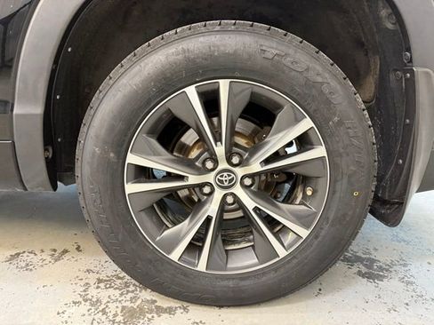 Used 2018 Toyota Highlander Plus w/ Carpet Mat Package (TMS) image 14