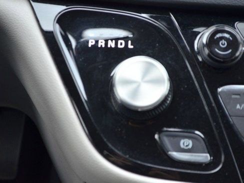 Used 2023 Chrysler Pacifica Touring-L image 28