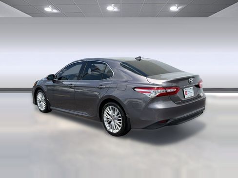 Used 2020 Toyota Camry XLE FWD image 3