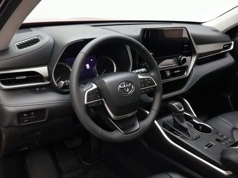 Used 2024 Toyota Highlander XLE FWD image 15