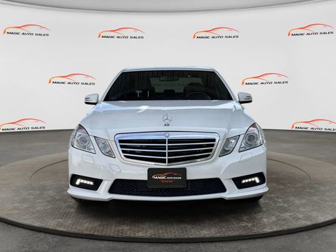 Used 2011 Mercedes-Benz E 550 4MATIC Sedan image 3