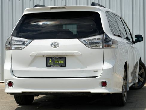 Used 2015 Toyota Sienna SE Premium image 4