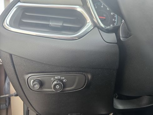 Used 2018 Chevrolet Equinox LS image 25