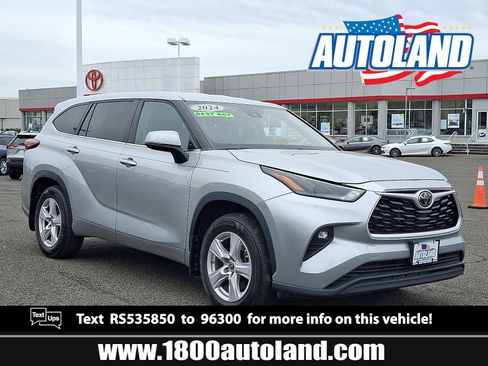 Used 2024 Toyota Highlander LE AWD/4WD image 1