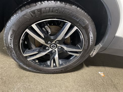 Used 2025 Volvo XC40 B5 Core image 14