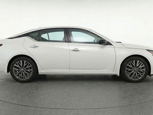 Used 2025 Nissan Altima 2.5 SV FWD image 11