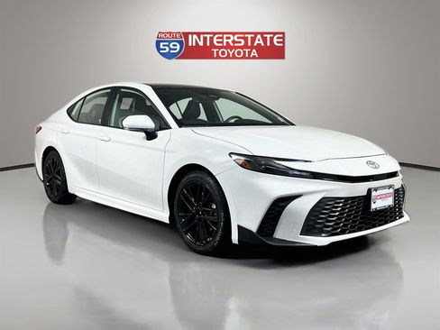 Used 2025 Toyota Camry SE w/ Convenience Package FWD image 1