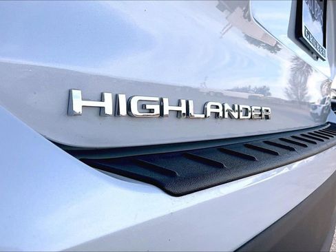 Used 2024 Toyota Highlander LE image 44