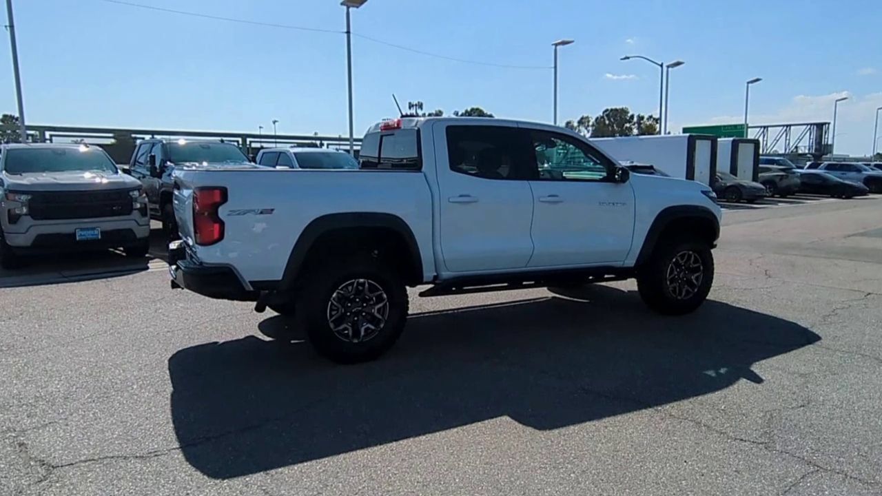 Used 2025 Chevrolet Colorado ZR2 w/ Technology Package AWD/4WD image 8