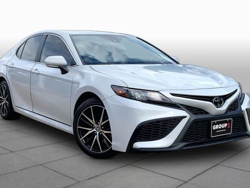 Used 2023 Toyota Camry SE FWD image 3
