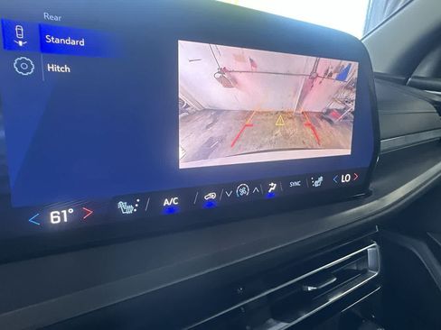 Used 2025 Chevrolet Traverse LT FWD image 19