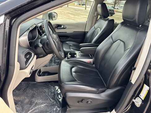 Certified 2023 Chrysler Pacifica Touring-L image 11