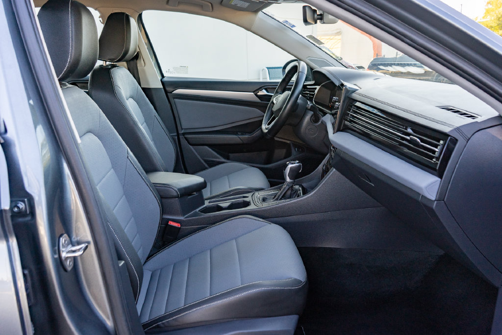 Used 2025 Volkswagen Jetta SE FWD image 19