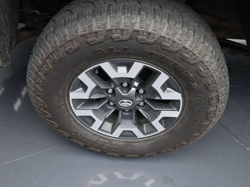 Used 2022 Toyota Tacoma TRD Off-Road w/ Technology Package AWD/4WD image 10