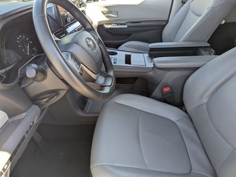 Used 2024 Toyota Sienna XLE image 28