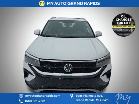 Used 2022 Volkswagen Taos SE image 4