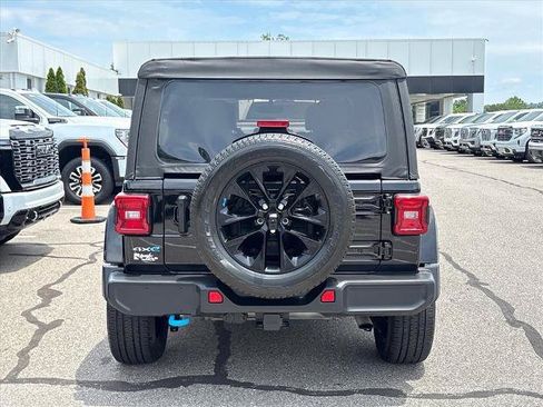 Used 2022 Jeep Wrangler Unlimited Sahara AWD/4WD image 5