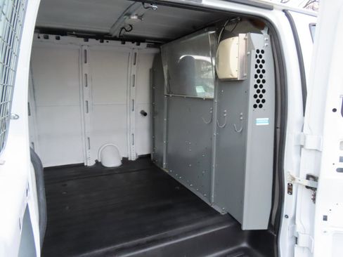 Used 2013 Chevrolet Express 2500 RWD image 17