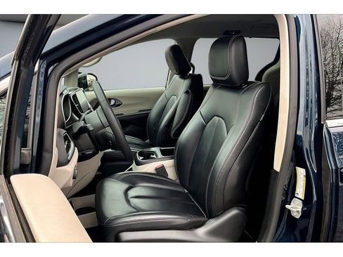 Used 2024 Chrysler Pacifica Touring-L image 22