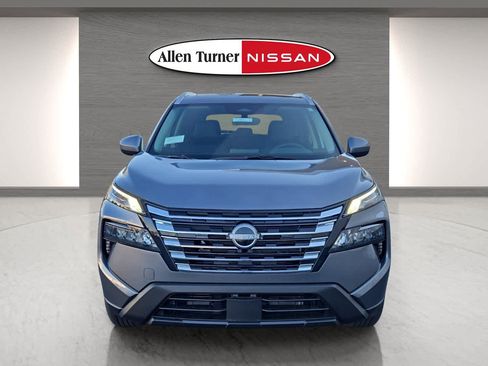 Used 2025 Nissan Rogue SV w/ SV Premium Package image 4