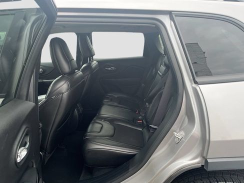 Used 2019 Jeep Cherokee Latitude Plus AWD/4WD image 23