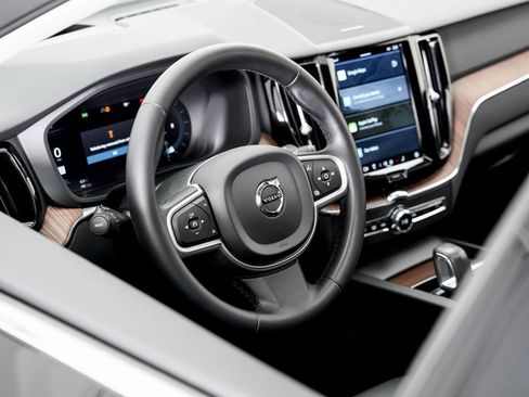 Used 2022 Volvo XC60 B5 Momentum w/ Advanced Package image 9