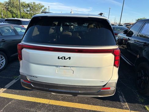 Used 2025 Kia Carnival SX w/ SX Dark Edition Package FWD image 5