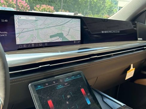 New 2026 Cadillac Escalade ESV Luxury AWD/4WD image 34
