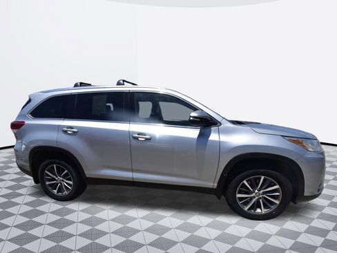 Used 2019 Toyota Highlander XLE FWD image 6