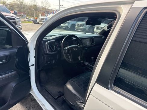 Used 2021 Toyota Tacoma TRD Off-Road image 2