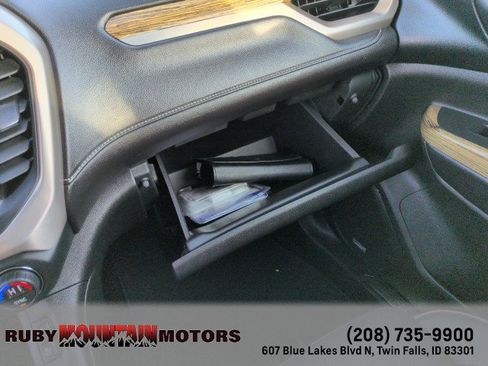 Used 2017 GMC Acadia Denali image 24