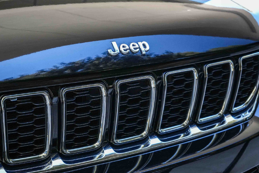 Used 2023 Jeep Grand Cherokee Limited w/ MOPAR Finishing Package RWD image 9