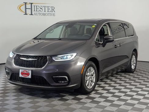 Used 2023 Chrysler Pacifica Touring-L FWD image 4