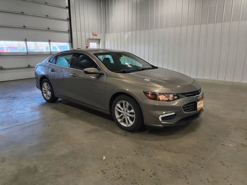 Used 2017 Chevrolet Malibu LT image 2