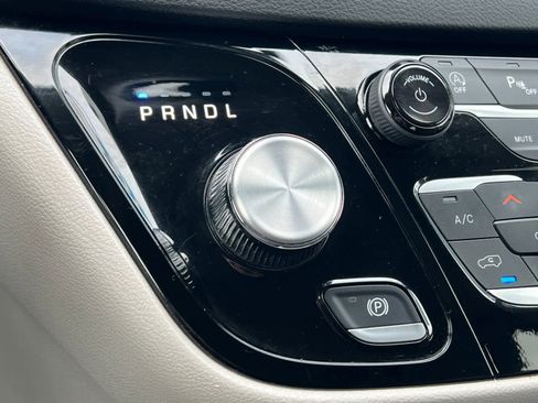 Used 2024 Chrysler Pacifica Touring-L image 22