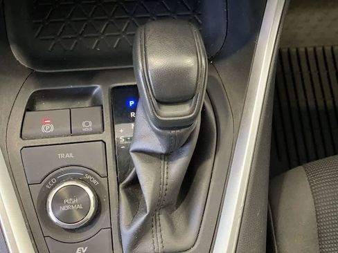 Used 2021 Toyota RAV4 LE AWD/4WD image 22