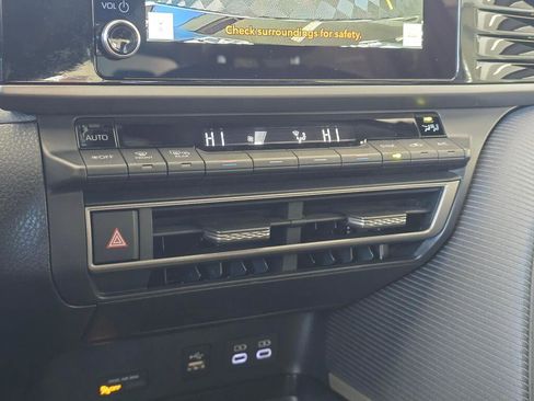 Used 2025 Toyota Camry SE image 32