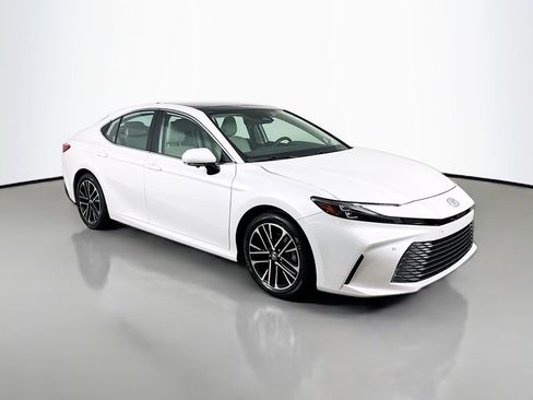 Used 2025 Toyota Camry XLE image 3