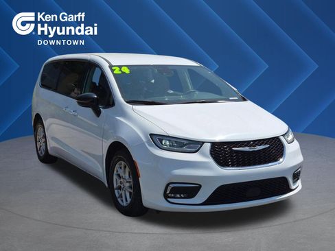 Used 2024 Chrysler Pacifica Touring-L FWD image 1