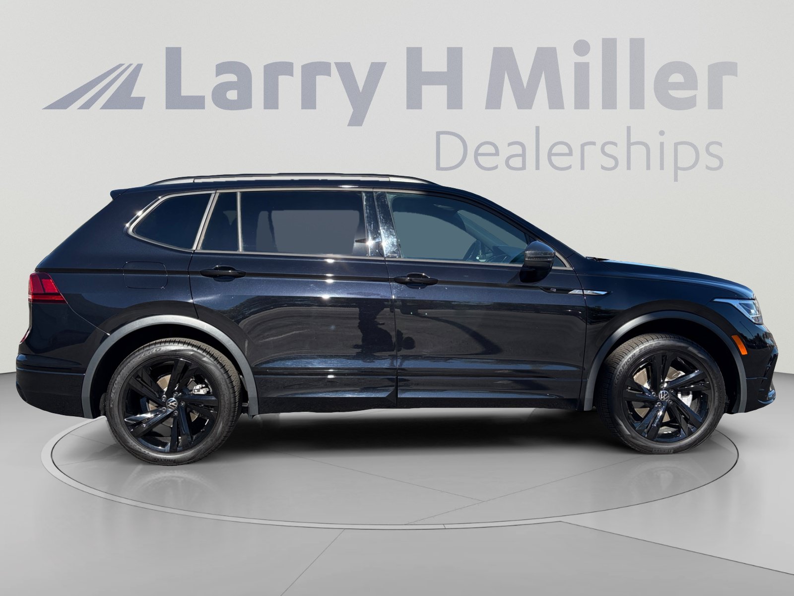 Used 2024 Volkswagen Tiguan SE R-Line AWD/4WD image 6